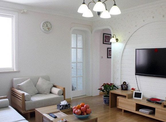 我们先来看看客厅弧形的电视背景墙，原木色的电视柜永远都不会过时配上白色的背景墙很搭配。