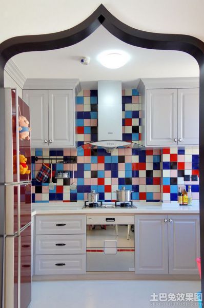 厨房彩色马赛克瓷砖图片