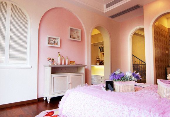 粉粉嫩嫩的卧室是很多女孩子都向往的，每个女孩都有一个公主梦想拥有一间粉色的卧室，不过现在你也可以有喔，混搭风格中结合了地中海的元素和现代家居元素，打造了一间漂亮的卧室。