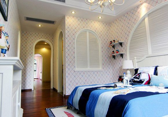 这间卧室也有浓浓的地中海韵味，拱形的窗户和蓝色条纹的被褥就是一个很典型的写照，深色实木地板也有一些古色古香的韵味，混搭的装饰营造出了温馨浪漫的氛围。