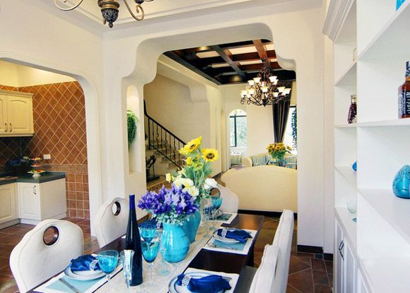餐厅是用地中海风格和欧式风格相结合的手法打造的，餐桌上摆放着一些小花很唯美的画面。