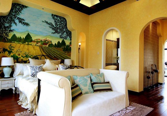 混搭的家居布置还别有情调，白色的沙发正好中和了黄色的背景墙，让整个客厅的色彩不那么浓郁，拱形门的设计给整个空间添加了一些活力的气氛。