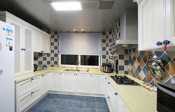整个厨房的家居是采用U型的摆设方式，对于空间面积不是很大的户型来说采用U性的厨房设计也是一种巧妙的手法，实用又美观，晚上的厨房也挺明亮的。