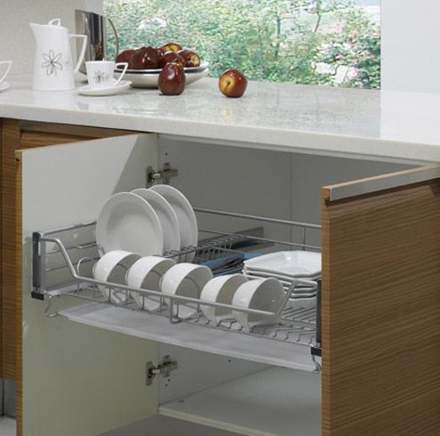 厨房里的用品当然少不了锅碗瓢盆啊，为了避免打碎盘子和碗，可以在碗柜里设计一个伸缩式的可立碗柜，方便又实用。