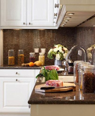 热爱美食的亲们可以多准备一些玻璃瓶，把食物储存在玻璃瓶里，然后放在厨房的灶台上，整洁又方便。