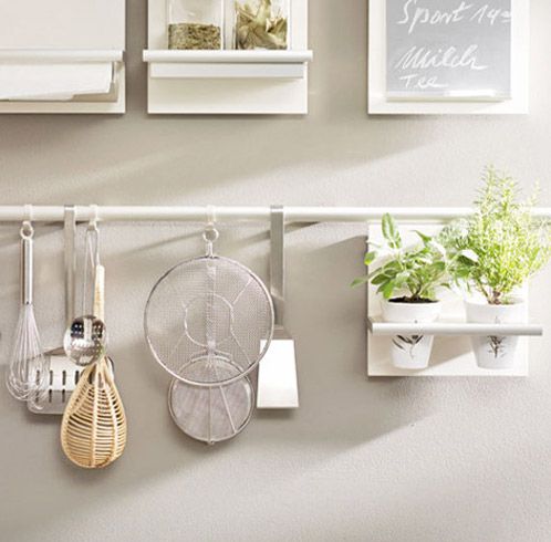 在墙壁上设计一个挂钩，把厨具挂在上面节省空间，墙壁上不仅可以挂些厨具还可以放两盆盆栽也为厨房增色不少。
