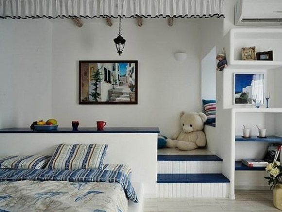 蓝白色的条纹是地中海风格的一大特色，不仅被褥使用了蓝白布艺的条纹而且阶梯也使用了蓝白条纹的元素。