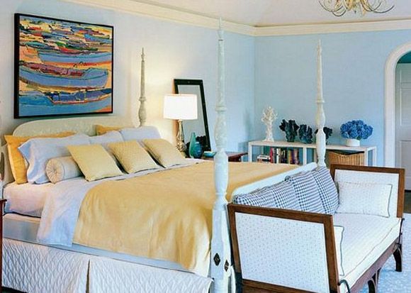 这间地中海风格的卧室以蓝色为主色调，黄色和白色作为点缀，或深或浅的颜色让整个房间的色温都饱和了。