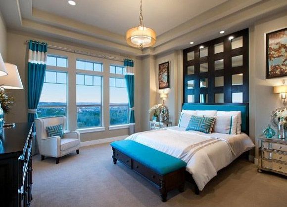 整个卧室也使用了经典的蓝白色，简单的线条设计使整个卧室都具有层次感，浅黄色的灯光使整个房间都散发出温馨浪漫的氛围。