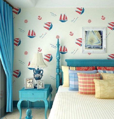 蓝白色的搭配和墙上的帆船壁纸浓浓的地中海风情，各种颜色的巧妙搭配使房间里更具活力。