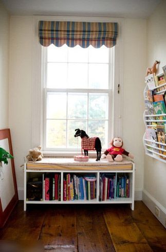 一扇小窗户就能带来缕缕阳光，想象一下孩子们在这个小角落里读书，玩玩具，应该是很开心的。