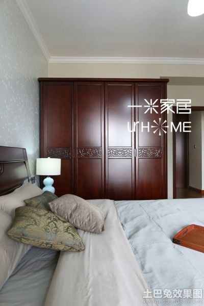 中式风格卧室四门衣柜装修效果图