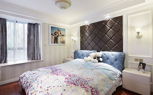 宽敞明亮的卧室看上去很正气，作为婚房虽没有喜庆的红色，各种色彩拼接的被褥却给人温馨舒适之感。