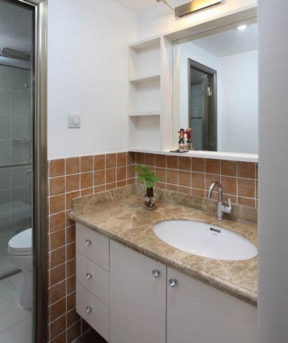 洗手间采用白灰的色彩搭配，简单实用，任何空间的家居布置都要兼顾实用的功能。
