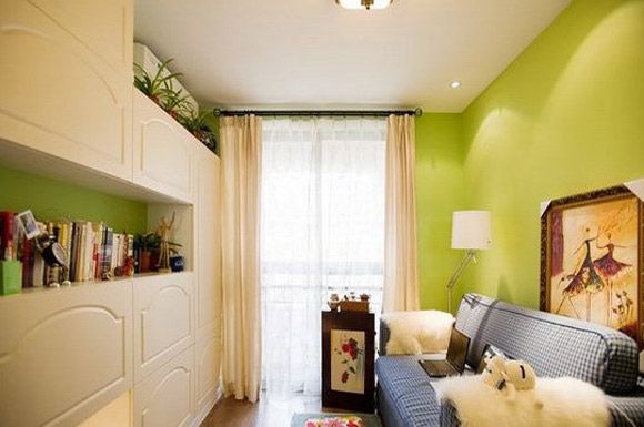格子沙发休闲时尚，沙发后的绿色 背景墙清新具有活力很适合现代年轻人居住。