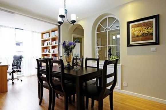 黑色的餐桌椅厚重沉稳，木质地板与之相呼应，白色的背景墙配上拱形门时尚大气。