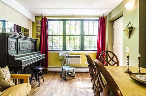 古琴和坐凳复古典雅，精美的壁灯，实木的餐桌椅和木质地板洋溢着浓浓的田园风情，屋外的绿色景物更是迷人。