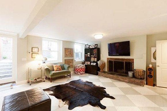 动物造型的毛毯很直接的躺在客厅的中央，拼色的地砖时尚大气，白色的吊灯更显大气。