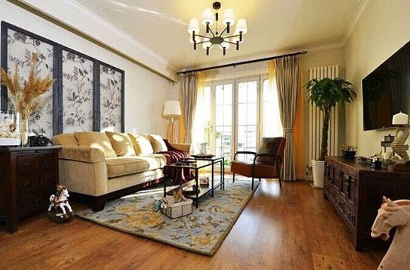 沙发后的背景画与地毯上的花纹形成对应，原木色的地板和深色的柜子尽显古典美。
