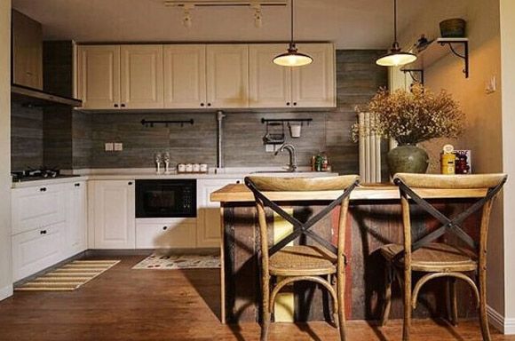 厨房里白色的整体橱柜简洁大方，厨房的空间设计和家居摆设与整个空间的风格相匹配。