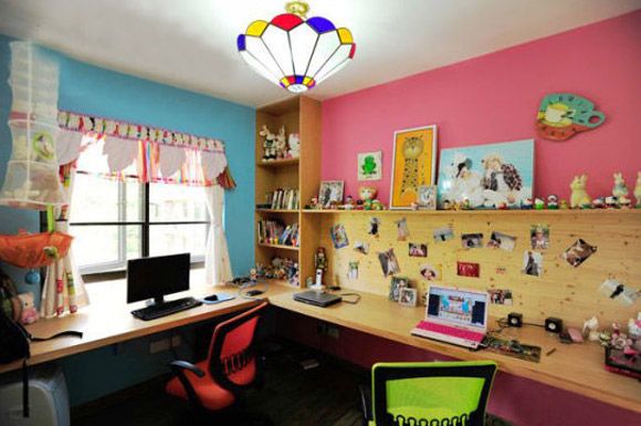 精致的书房里用相片打造装饰墙，好似降落伞的吊灯，这里巧妙的利用空间做好储物装饰的作用。