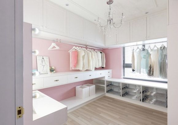 我们再来看看这间屋子，粉色与白色相间，给人粉嫩的视觉效果，白色的壁式挂橱造型小巧很实用节省空间，实木的地板与整体的装修风格相搭配。