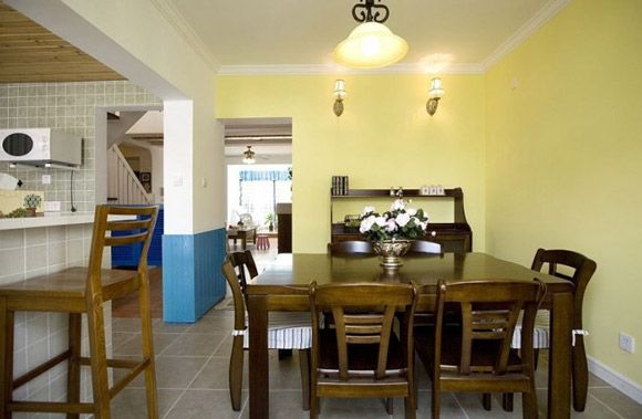 复古的实木餐桌实用稳重黄色的背景墙给整个餐厅增添了许多温馨的氛围，餐厅的装修风格与整体的空间设计像协调。
