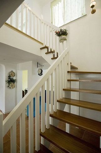复式的小楼梯，楼梯踏步与餐桌的色彩保持一致，白色的扶手与背景墙的色彩相吻合。