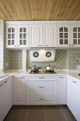 厨房采用U型的设计方式，对面积没有过高的要求，白色的整体橱柜美观又实用。