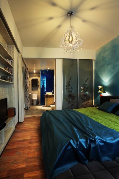 7.卧室的蓝色同卫生间门的蓝色遥相呼应，温暖灯光，一个人的家也可以温暖而沁人心脾。
