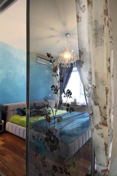 8.卧室细节，透过带有中式韵味的夹纱玻璃推拉门，我们可以看到美美的卧室。