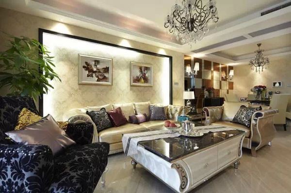 客厅大气美观，奢华亮丽。沙发背景由金色的大马士革纹壁纸和金色框装饰画点缀。
