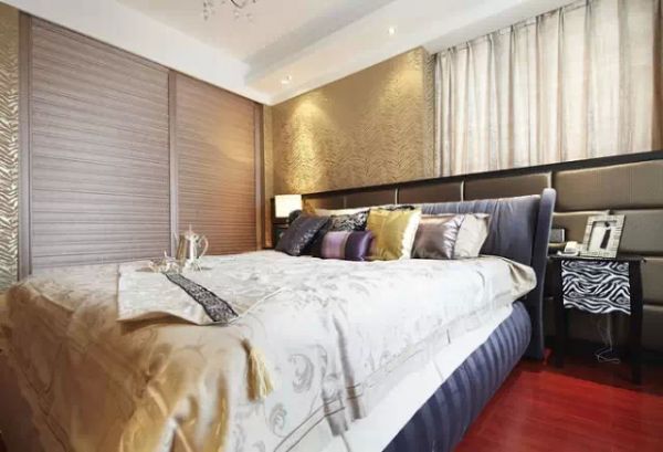 主卧床头背景下半墙软包，卧室贴的金色豹纹壁纸。