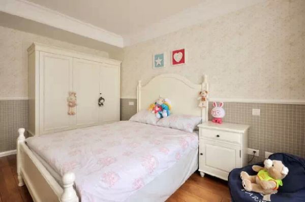 次卧小孩房用了白色，更加明亮，腰线上下用了两种壁纸，效果类似墙裙。