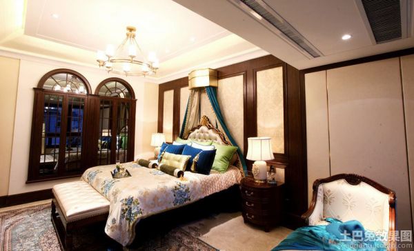 美式古典风格挑高卧室装修