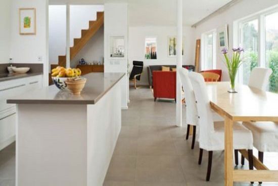 简白纯净的室内色彩，点缀沙发的橙红，和木质楼梯的清新，色彩极其让人舒适。
