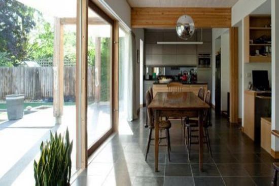 庭院边的小厨房，落地玻璃营造了天然的采光，简单的厨房朴素温馨。