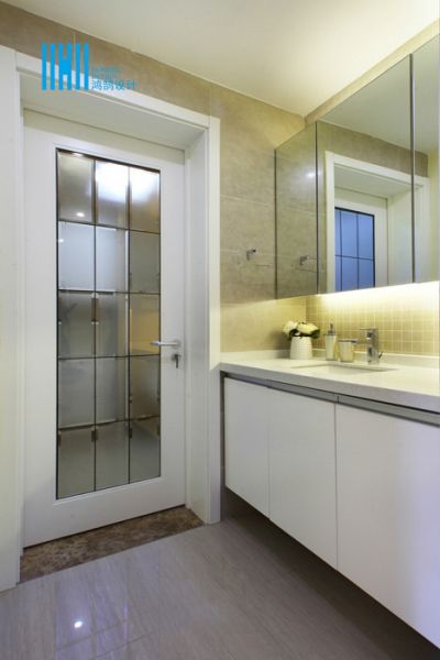现代家装浴室玻璃平开门图片