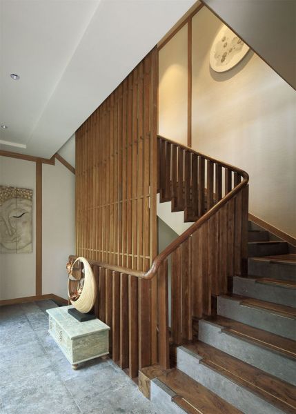 日式别墅实木楼梯装修设计图片