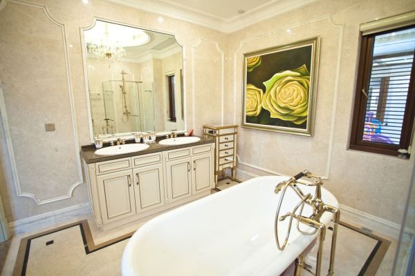 白色欧式浴室家具图片