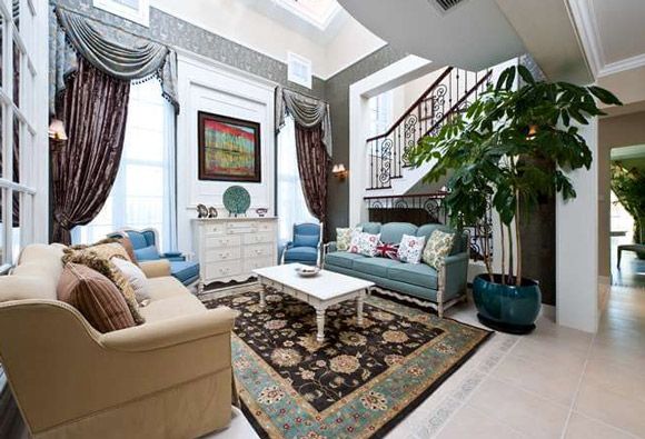 本案是一套混搭的美式田园风格的别墅案例，空间内较多的使用蓝绿色及铁艺等充满田园气息及美式风格的元素，营造一种闲适、清新的居住环境。设计师混搭入较多地中海风格的装饰，在闲适中增加一抹沉静，客厅里几株绿植配上蓝绿色的沙发，为空间增添了观赏性，室内的家装充分体现了美式乡村风格的精髓。