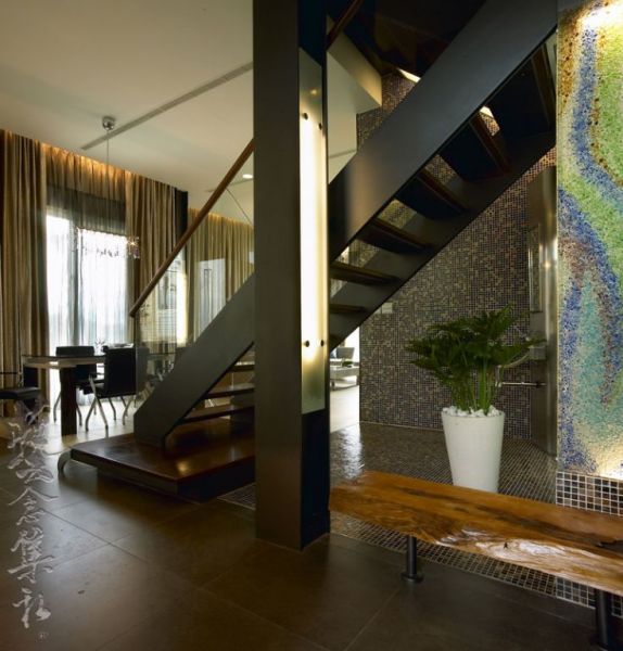 美式木制别墅室内楼梯设计效果图