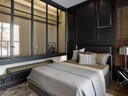 卧室的主墙，以现代不对称平衡比例做分割，重新诠释古典元素的设计转换，让黑色的牛皮材质呈现少有的温润表情，悬空的衣柜，减少厚重感。
