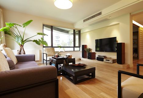 这是一套新中式风格的家装案例效果图，以木质家具为主要的家居装饰，新中式风格的家装给人舒适、自由的感觉，比较讲究细节之处的装饰，客厅里的家居配上一棵绿植给整个空间带来清新的自然气息，客厅、餐厅、书房、卧室都采用实木地板，在这宁静的空间里享受安逸的生活也是一种不错的选择。