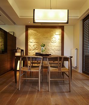 这是一套新中式风格的家装案例效果图，以木质家具为主要的家居装饰，新中式风格的家装给人舒适、自由的感觉，比较讲究细节之处的装饰，客厅里的家居配上一棵绿植给整个空间带来清新的自然气息，客厅、餐厅、书房、卧室都采用实木地板，在这宁静的空间里享受安逸的生活也是一种不错的选择。