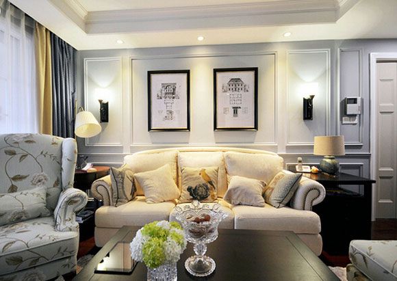 宽敞明亮的卧室用的是布艺沙发，深色实木茶几，暖色的灯光打亮整个客厅。