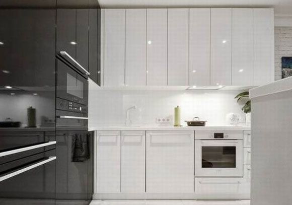 开放式的厨房，主要是以黑白色为主调，厨房的台面以白色为主，呈现朴素、淡雅、干净的感觉，对于洁净而又爱干净的人来说无疑是种不错的选择。