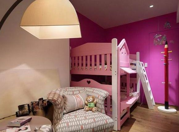 温馨甜美的儿童房，粉色的实木上下床，铅笔衣架，独特的树枝结构设计，扩大收纳空间，增添美感，扎实稳固的底部，做工细腻光滑。