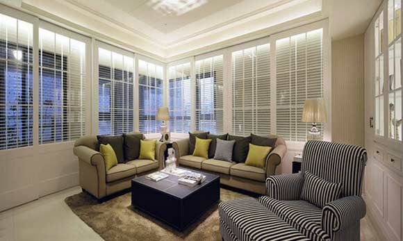 客厅的四周大面积的采用塑铝百叶窗，百叶窗不仅通风、遮光，而且还能遮阳降温，起到装饰居室的作用。