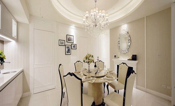 高贵典雅的餐厅设计给人舒适的用餐氛围，餐厅顶部圆形的吊灯设计。